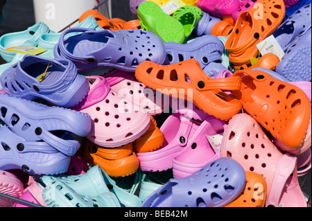 Chaussures style Crocs en vente sur le marché, Lido di Camaiore, Riviera toscane, Toscane, Italie Banque D'Images