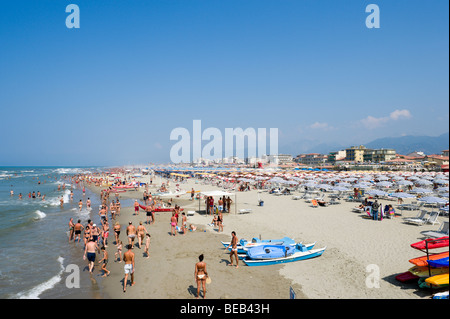 Plage du Lido di Camaiore avec la ville derrière, Riviera toscane, Toscane, Italie Banque D'Images