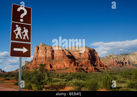 Inscrivez-vous sur la piste dans un champ avec des formations rocheuses en arrière-plan, Sedona, Arizona, USA Banque D'Images