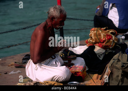 Inde, Uttarakhand, Haridwar, Gange River, homme priant Banque D'Images