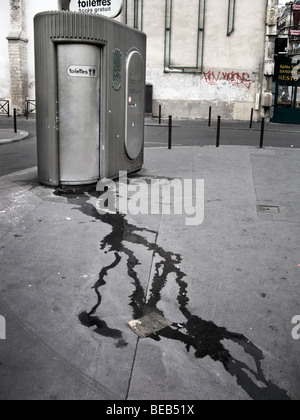 Une fuite dans les toilettes publiques dans la rue à Paris Banque D'Images