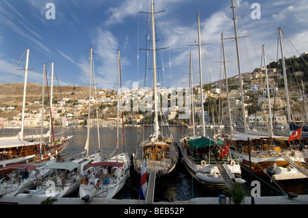 Yachts et voiliers dans le port de Symi, Grèce l'île de Simi ou Banque D'Images