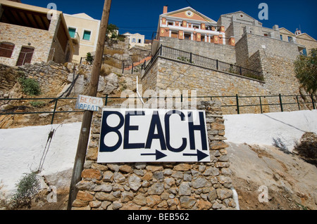 Un grand panneau disant BEACH avec deux flèches indiquant le chemin Banque D'Images