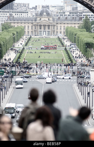 Les touristes donnant sur le Champ de Mars à l'École militaire de Paris France Banque D'Images
