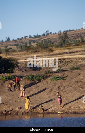 Femme à la collecte de l'eau d'un puits , Dalocha. L'Ethiopie Banque D'Images