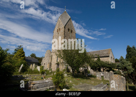 St. MARY'S CHURCH, bramber, Sussex. Son unique flèche silex helm rhénane/tour de 1050ad a saxe-recyclés tuiles romaines autour des fenêtres. Banque D'Images