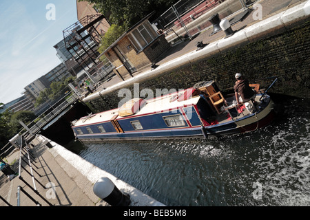 Un bateau quitte la vieille Ford verrou sur la rivière près de la Lea la Navigation du site des Jeux Olympiques de 2012 à Stratford, London, UK. Banque D'Images