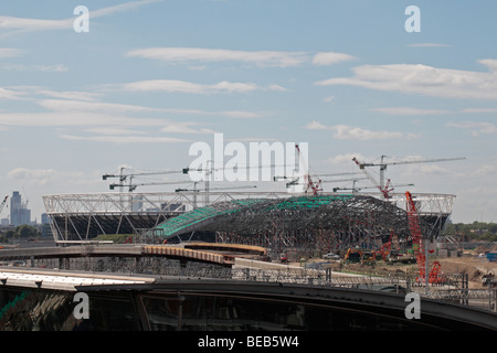 Vue depuis près de la gare de Stratford vers l'ATHLÉTISME et natation Stades Olympiques de 2012 à Londres au site (août 2009). Banque D'Images