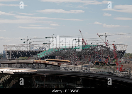 Vue depuis près de la gare de Stratford vers l'ATHLÉTISME et natation Stades Olympiques de 2012 à Londres au site (août 2009). Banque D'Images