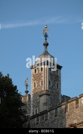 Gros plan sur une soirée d'été d'une tour de la Tour Blanche, la Tour de Londres, au Royaume-Uni. Banque D'Images
