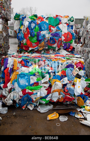 Roseville, Michigan - Bouteilles en plastique mis en balles en vue de leur recyclage Recyclage des Grands Lacs. Banque D'Images