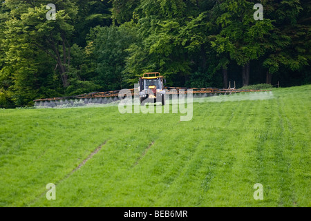 Un tracteur JCB Fastrac et Knight, désherbant pulvérisateur pulvérisation sur l'orge de printemps . Les produits chimiques sont presite SX50g/ha R 1 Difarnon Banque D'Images