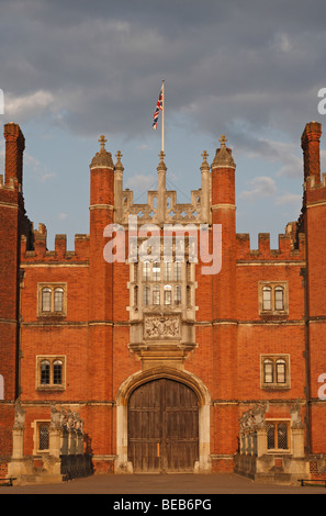 Le soleil cuit entrée principale de Hampton Court Palace, Surrey, Royaume-Uni sur une belle soirée d'été. Banque D'Images