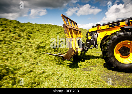 Chariot télescopique JCB 310s'emballer l'herbe dans l'ensilage de fermeture au lieu de Norwood farm à Surrey Banque D'Images