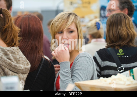 Les jeunes femmes au fromage d'échantillonnage grand Festival des fromages britanniques Cardiff South Wales UK Banque D'Images