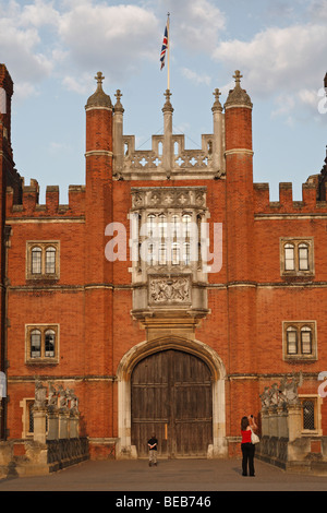 Un jeune garçon et sa mère à l'entrée principale au four solaire à Hampton Court Palace, Surrey, Royaume-Uni sur une belle soirée d'été. Banque D'Images