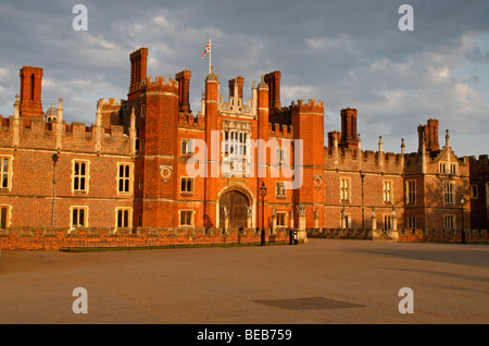 Le soleil cuit entrée principale de Hampton Court Palace, Surrey, Royaume-Uni sur une belle soirée d'été. Banque D'Images