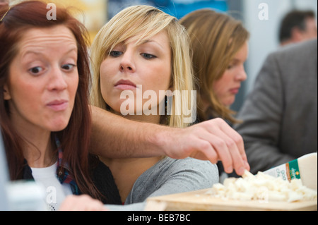 Les jeunes femmes au fromage d'échantillonnage grand Festival des fromages britanniques Cardiff South Wales UK Banque D'Images