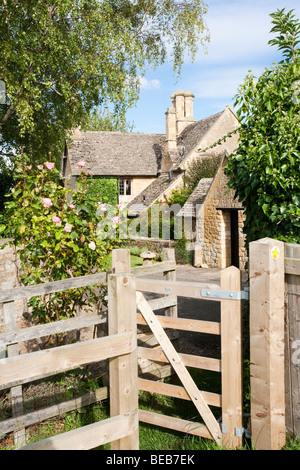 Un montant sur un sentier public menant au village des Cotswolds, Gloucestershire de Saintbury Banque D'Images