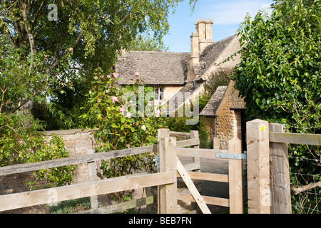 Un montant sur un sentier public menant au village des Cotswolds, Gloucestershire de Saintbury Banque D'Images