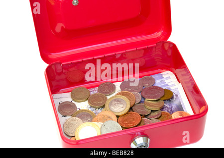 Une petite caisse verrouillable métal rouge boîte contenant des pièces et billets britannique isolé sur fond blanc Banque D'Images
