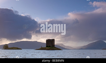 Château de Stalker dans la région de Appin pays siège sur son île rocheuse plate-forme à la fin du Loch Linnhe, Highland Ecosse. Banque D'Images