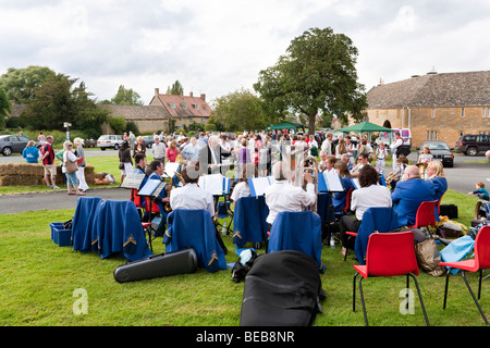 Une fanfare jouer à une fête sur la place du village de vacances dans la banque août village de Cotswold Willersey, Gloucestershire Banque D'Images