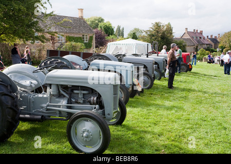 Sur les tracteurs afficher sur la place du village à la maison de banque août fete dans le village de Cotswold Willersey, Gloucestershire Banque D'Images