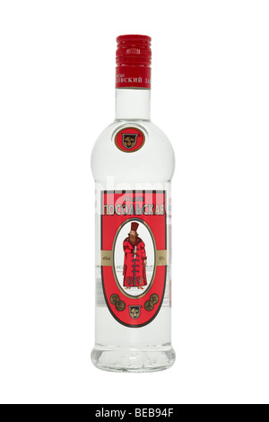 Demi-bouteille d'un litre de vodka russe authentique sur fond blanc. Banque D'Images