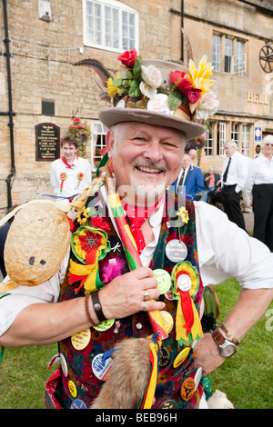 Tim Sexton, le Chipping Campden Morris Men's fool, dans le village de Cotswold Willersey, Gloucestershire Banque D'Images