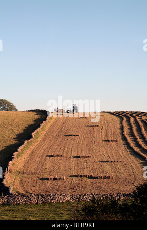 La mise en balles de foin Sheldon Derbyshire en Angleterre au début de l'automne Banque D'Images