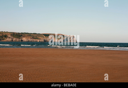 Marée montante sur la plage à Whitby, North Yorkshire près du village de Sandsend Angleterre Banque D'Images