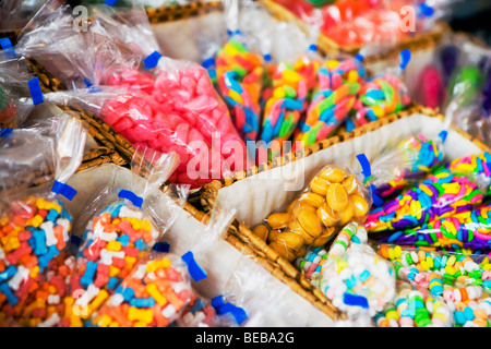 Close-up d'assortiment de bonbons dans des sacs en plastique Banque D'Images
