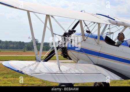 PT-17 Vintage biplane prêt au décollage Banque D'Images