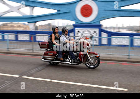 Moto Harley-Davidson crossing Tower Bridge, London, England, UK Banque D'Images