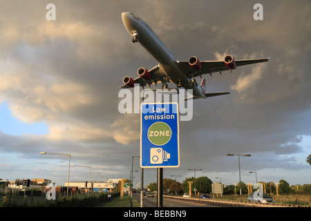 Un avion Virgin Atlantic passe au-dessus d'une 'zone environnementale' road à côté de l'aéroport d'Heathrow à Londres, Royaume-Uni. Banque D'Images