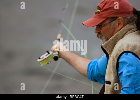 Dave pêcheur Felce moulage d'une mouche canne à pêche en mer au large de la côte Est de l'Ecosse Banque D'Images