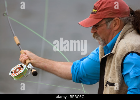Dave pêcheur Felce moulage d'une mouche canne à pêche en mer au large de la côte Est de l'Ecosse Banque D'Images