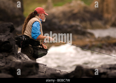 Pêcheur de mouche Dave Felce moulage d'une mouche canne à pêche en mer au large de la côte Est de l'Ecosse Banque D'Images