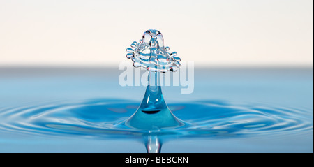 Collision de gouttes d'eau au-dessus d'une surface Banque D'Images
