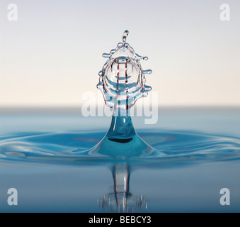 Collision de gouttes d'eau au-dessus d'une surface Banque D'Images