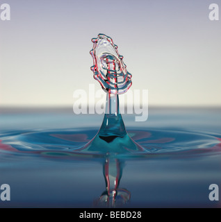 Collision de gouttes d'eau au-dessus d'une surface Banque D'Images