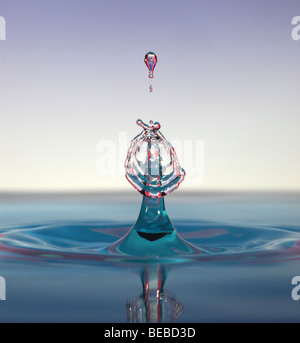 Collision de gouttes d'eau au-dessus d'une surface Banque D'Images