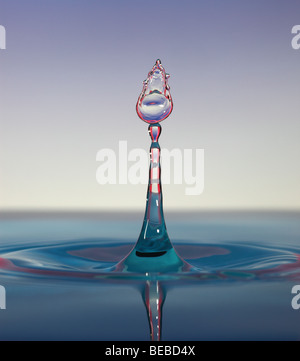 Collision de gouttes d'eau au-dessus d'une surface Banque D'Images