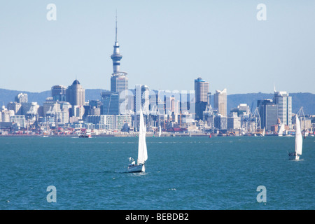 Peu de voiliers dans le port d'Auckland Banque D'Images