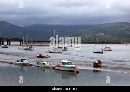 Port avec pont de chemin de fer traversant la Fairbourne à Barmouth Banque D'Images