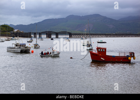 Port avec pont de chemin de fer traversant la Fairbourne à Barmouth Banque D'Images