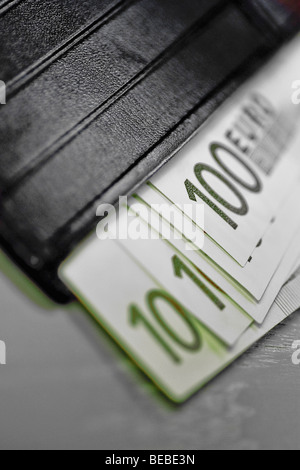 Close-up des billets de l'Union européenne dans un portefeuille Banque D'Images