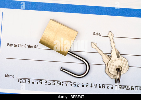 Un verrou sur un chèque en blanc d'insinuer un devraient surveiller de près leur compte-chèques et les finances. Banque D'Images