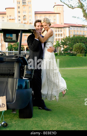 Couple romancing dans un terrain de golf et souriant, Biltmore Golf Course, Biltmore Hotel, Coral Gables, Florida, USA Banque D'Images